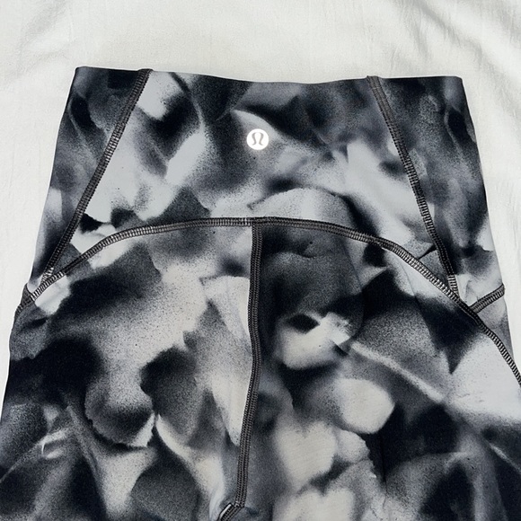 Lululemon high rise train times (discontinued) leggings size 2, length 25 - Picture 4 of 7